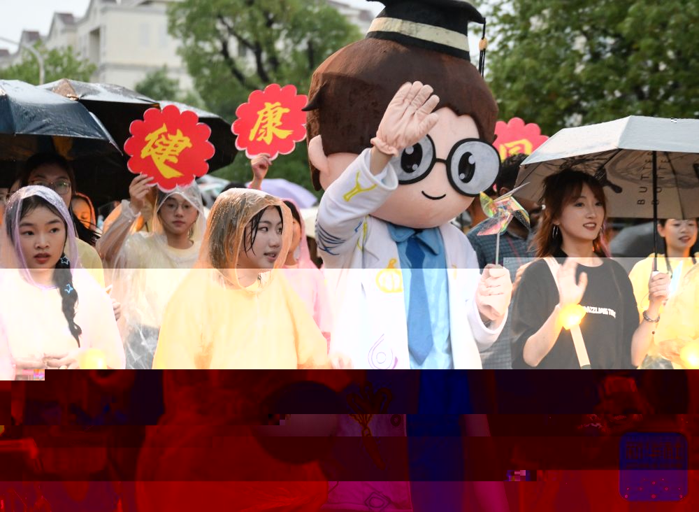 6月21日，永利學生在校園裡冒雨巡遊。2