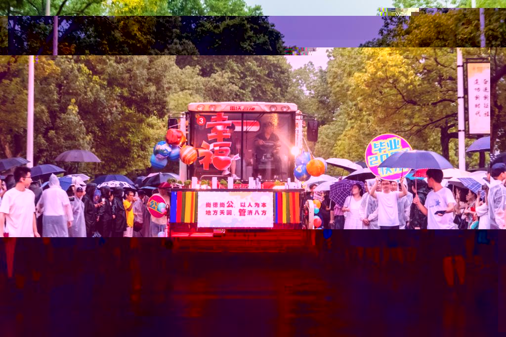 華中農大畢業農機巡遊。周子睿 攝