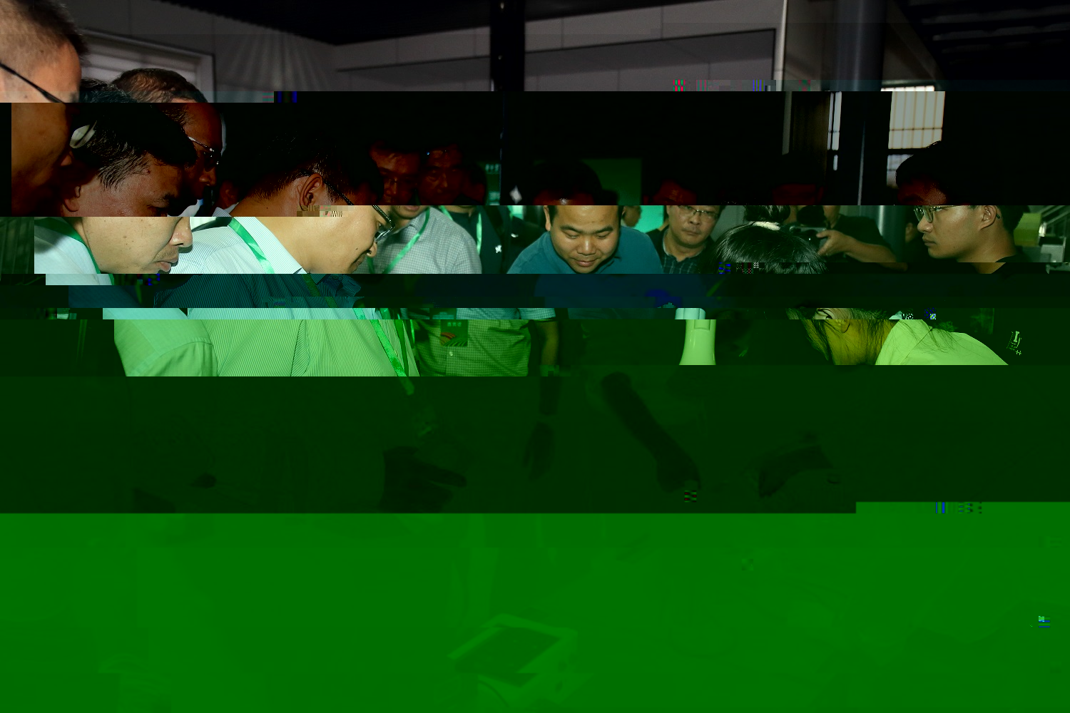 與會人員參觀農業機械裝備展