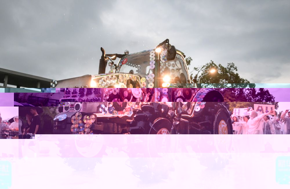 6月21日，農機花車隊伍在永利校園裡冒雨巡遊。